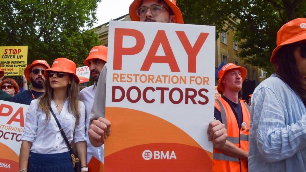 NHSは、5人に1人が英国を辞めることを検討しているため、医師の大規模な出国に直面しています