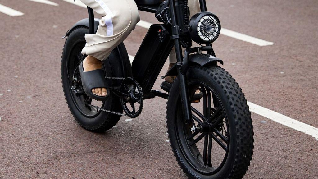 2027年、18歳までの若者向けのファットバイクとeバイクに関するヘルメットの義務