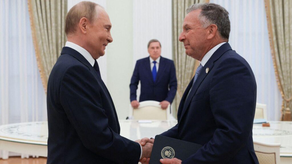 トランプは、ウィトコフがプーチンに会うので、ロシアに最初の罰則を課します