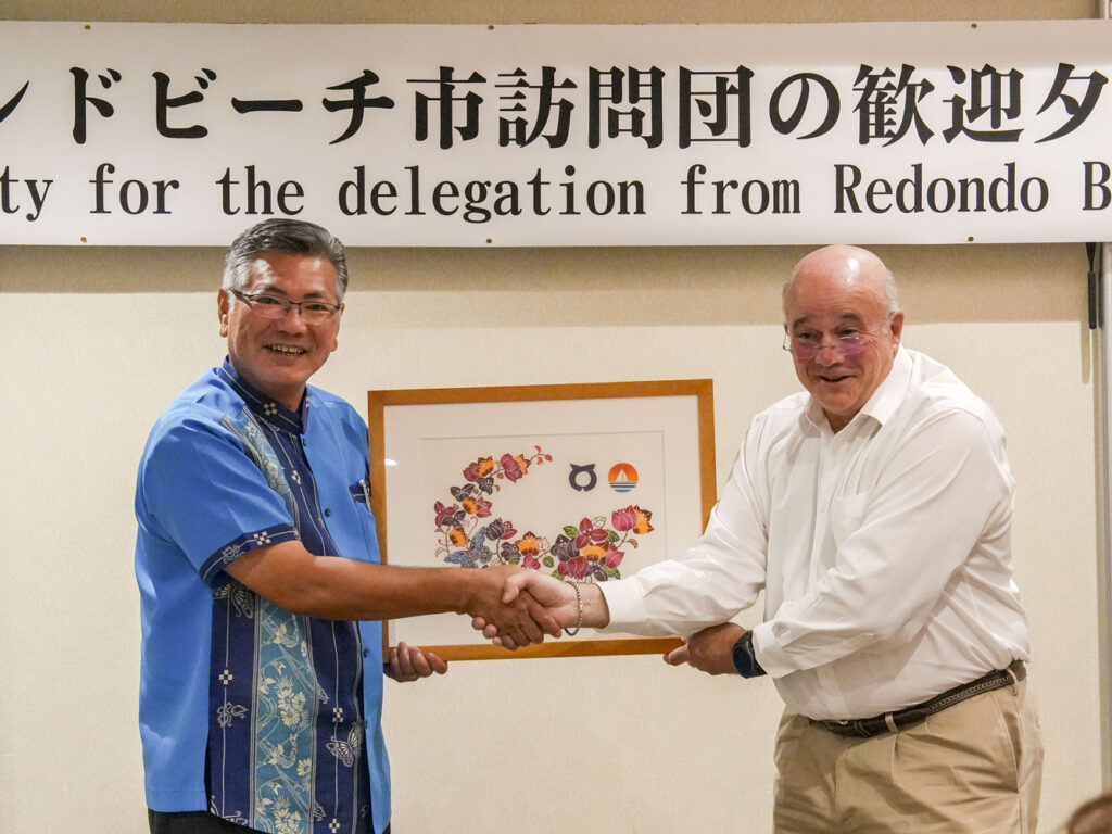 沖縄・糸満市から訪米団45人：友好都市レドンドビーチと交流 - Rafu Shimpo