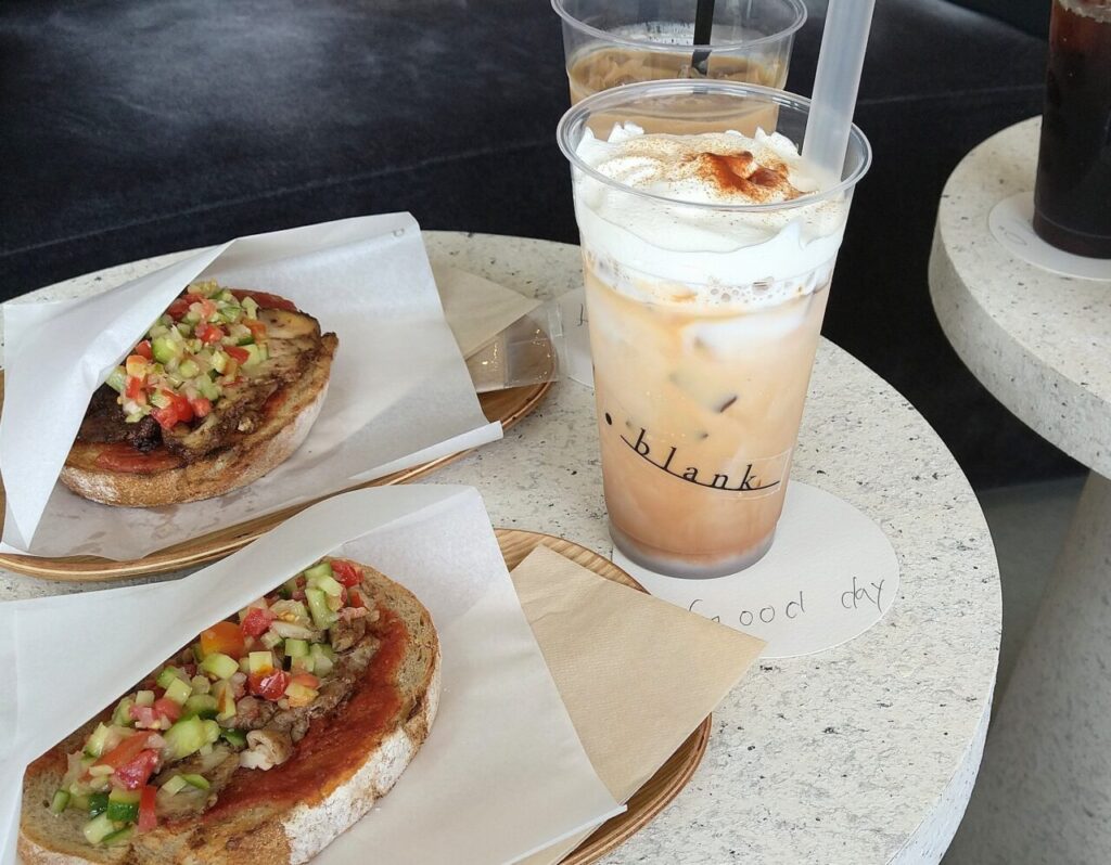 【四日市市】今年6月にオープン♪カフェ「_.blank」のナチュラルで開放的な空間で、”余白”を感じるひとときはいかが? | 号外NET 四日市市 blank