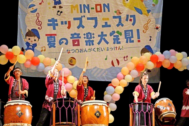 鳥取のキッズフェスタでは「逢鷲（おうしゅう）太鼓」の息の合ったバチさばきが観客を魅了した（鳥取市の鳥取県立生涯学習センターで）