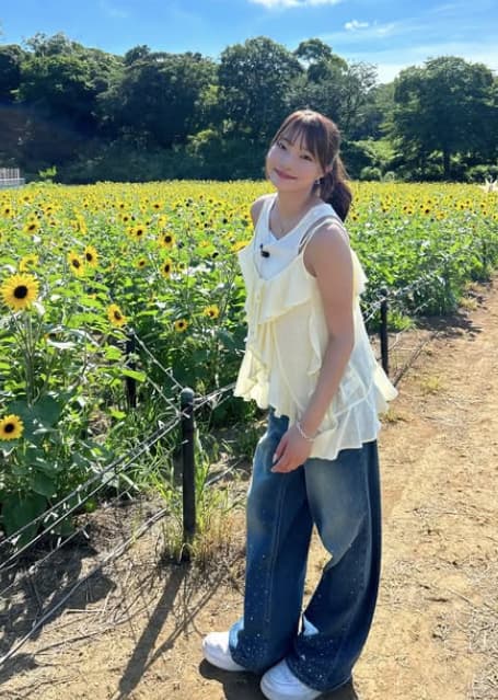 里仲菜月、ひまわり畑でにっこり微笑みショット！ | 話題の投稿 | スポーツブル (スポブル)