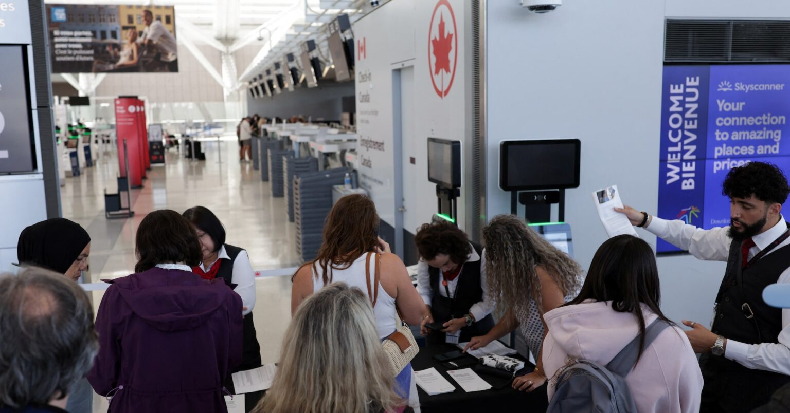 エア・カナダと客室乗務員が暫定合意、　スト終結で運航再開へ | ロイター