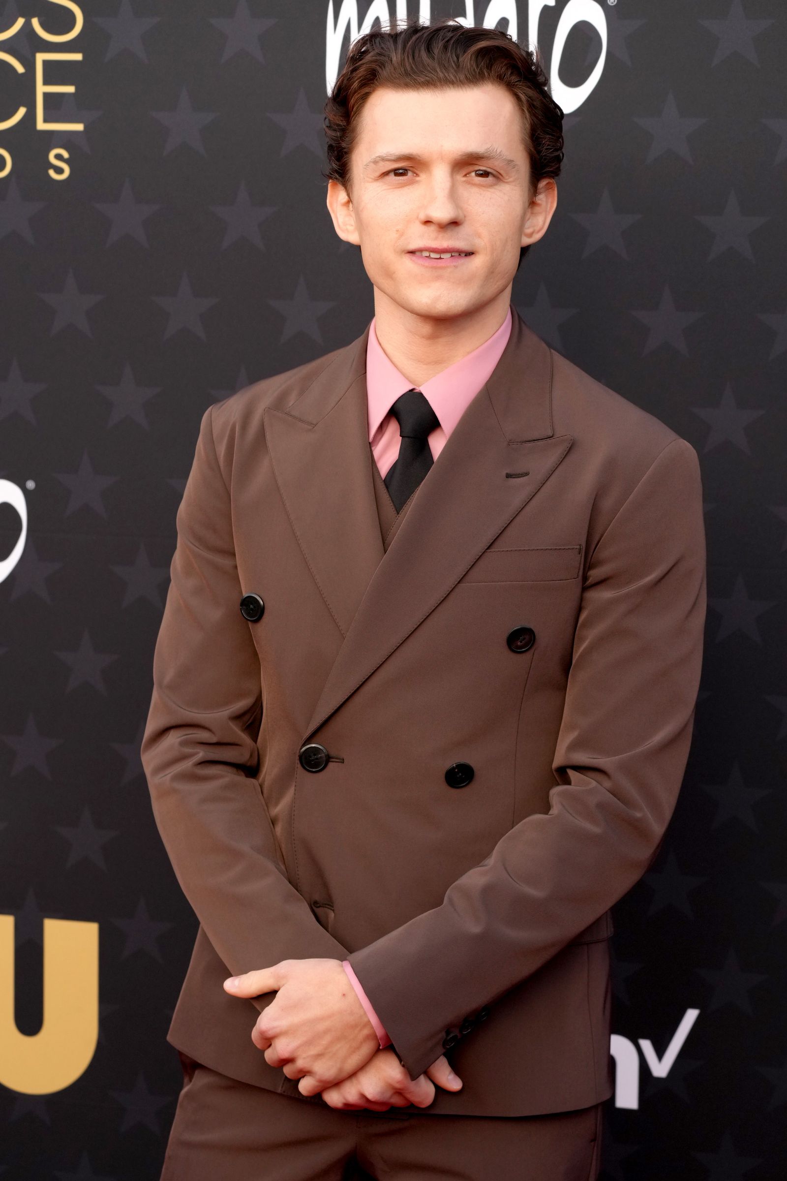 トム・ホランドTom Holland attends the 29th Annual Critics Choice Awards at Barker Hangar on January 14 2024 in Santa Monica...