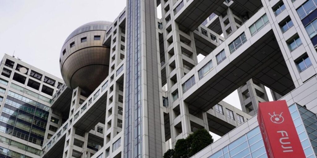 地域住民を楽しませるためのひまわり畑に人が殺到し、早期に終了することになりました。フジテレビは「外国人観光客による迷惑行為でした」と断定して報道していましたが、のちに記事を訂正し、動画も非公開としています。