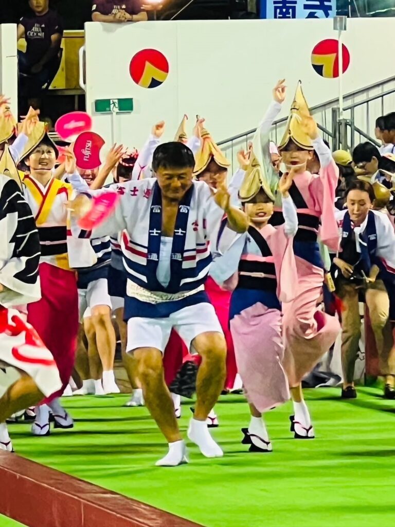 高鳴る鼓動！武田修宏が徳島阿波踊り参戦、400年の熱に身を投じた一夜 | 話題の投稿 | スポーツブル (スポブル)