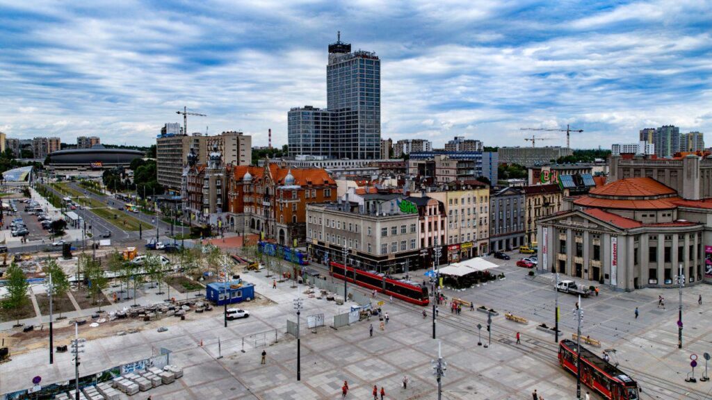 KatowiceはKrakowよりも真剣にランク付けされていますか？