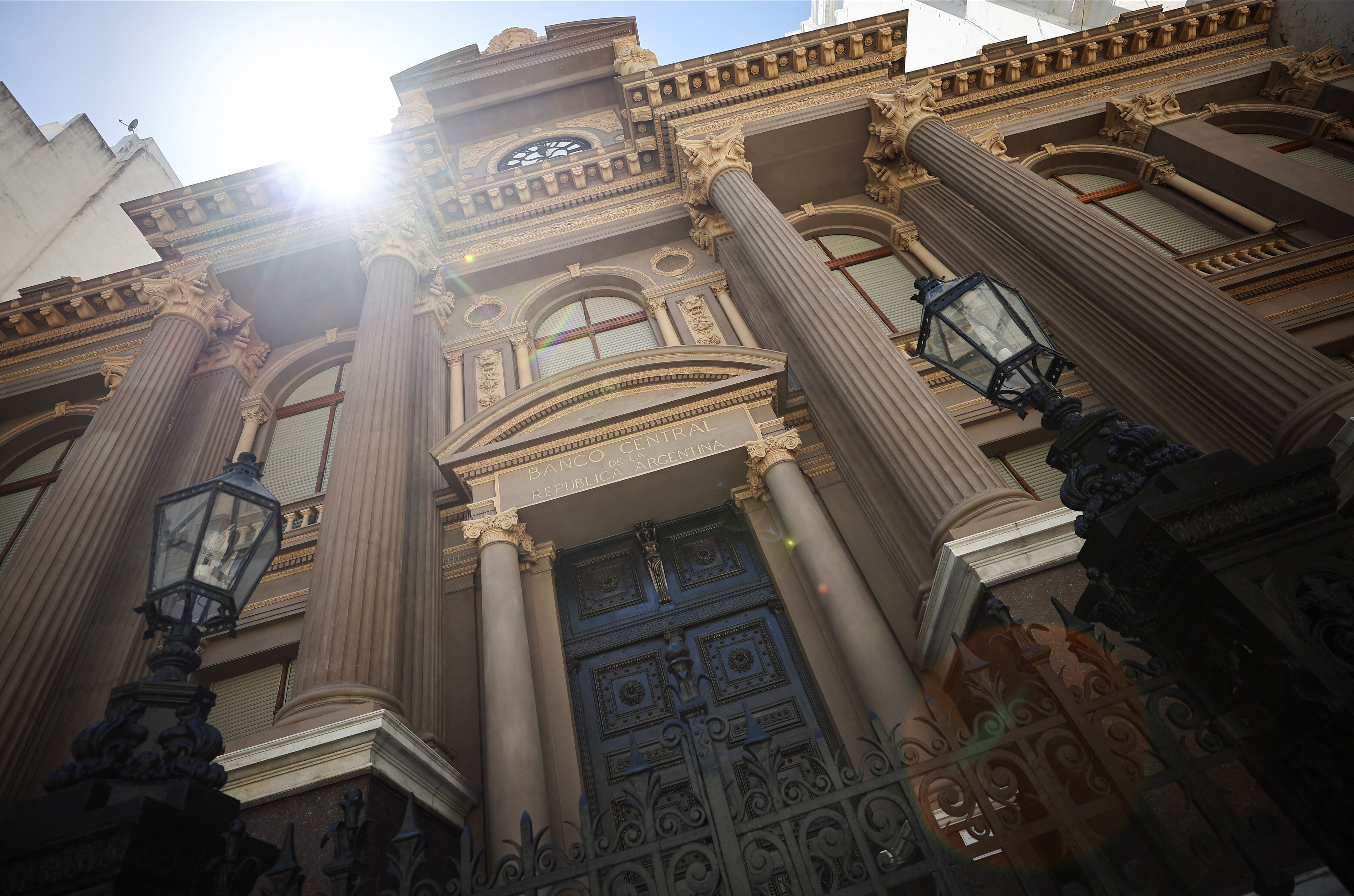 アルゼンチン中銀、預金準備率を50％近くに　選挙控え市場安定図る