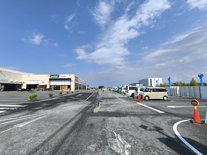 「コーナン精華台店」の駐車場の一部に「無印良品」の工事中の画像