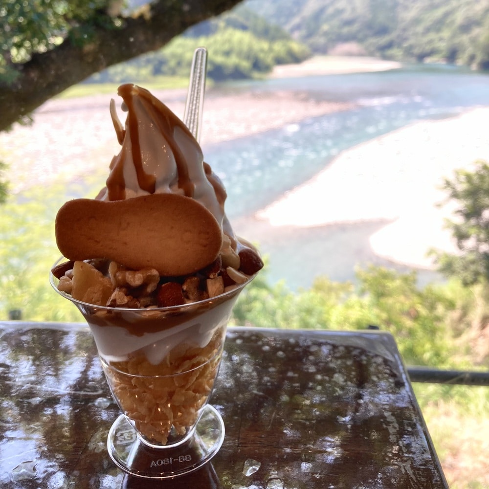 【高知】にこ淵の帰り道に立ち寄った自然を楽しめるカフェ｜高知アイス売店 仁淀川カフェ | LEE