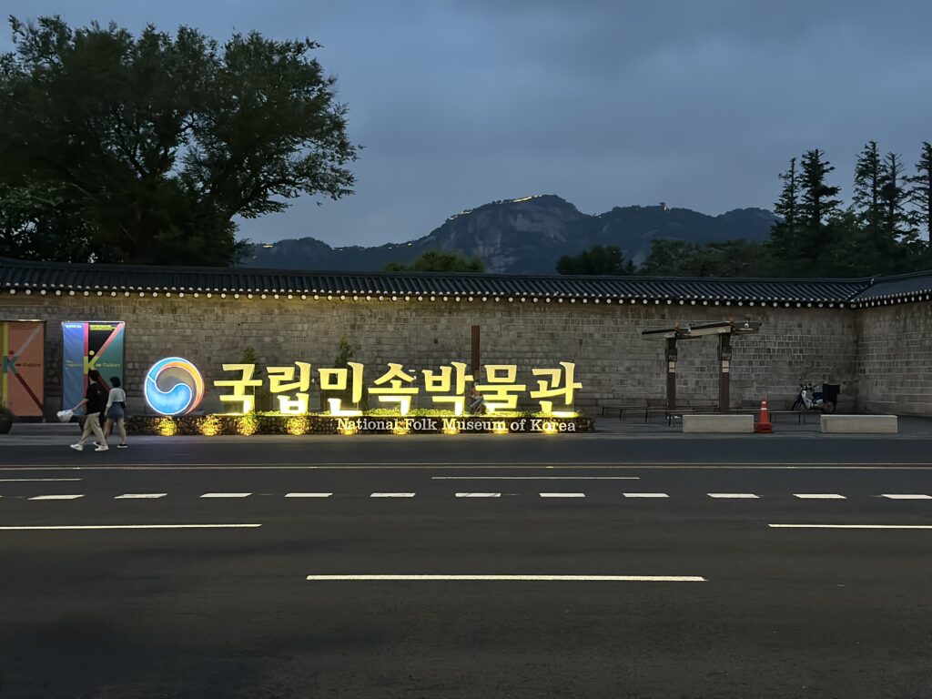 韓国文字　国立民俗博物館　モニュメント