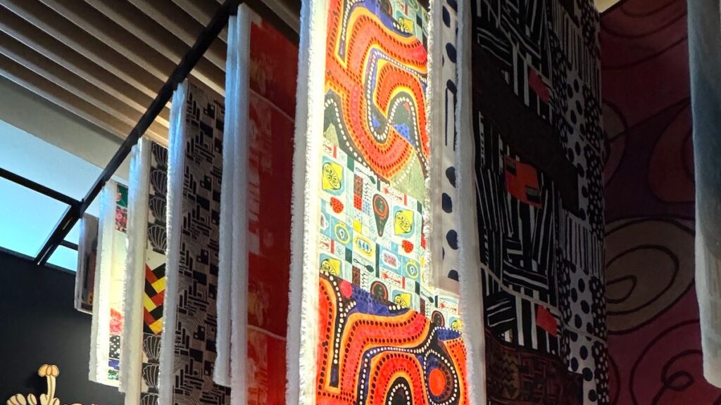 大阪・関西万博の英国パビリオン、「リバティ」の150周年を記念した展覧会が9月12日まで開催中！美しいテキスタイル展の見どころを解説 | Vogue Japan