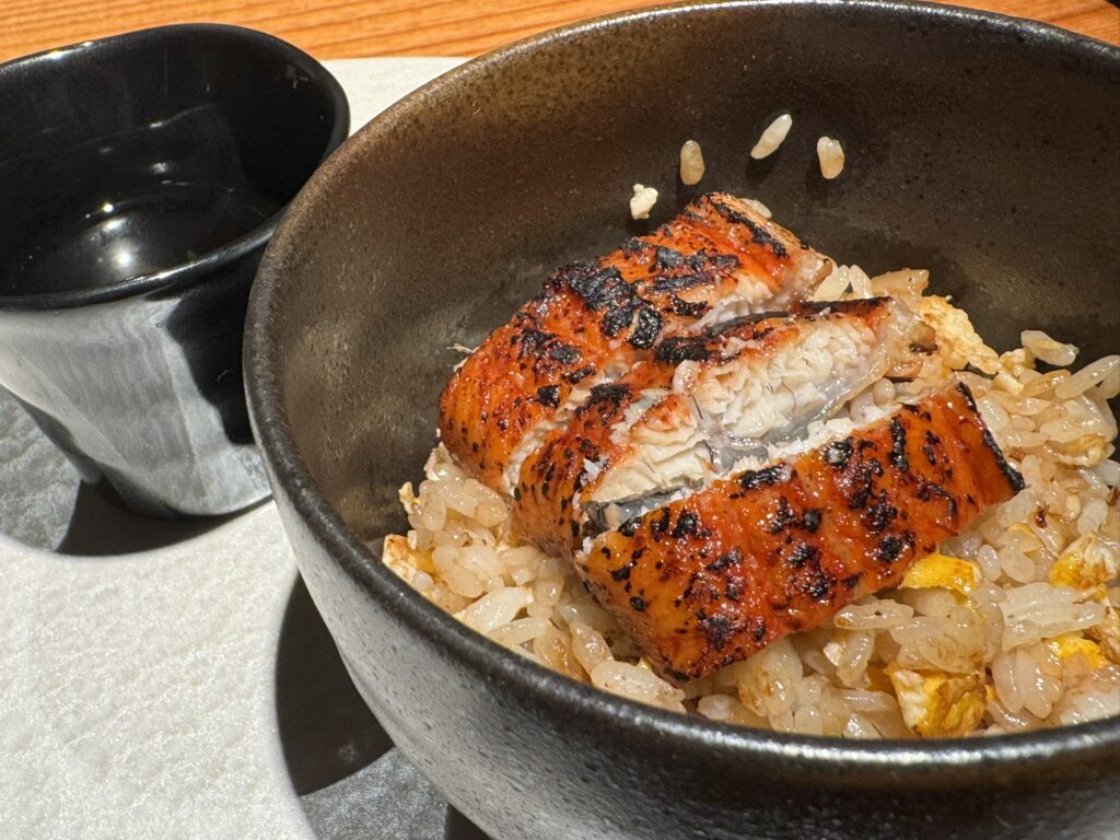 「うなぎのぼる炒飯と小さなスープ」の写真