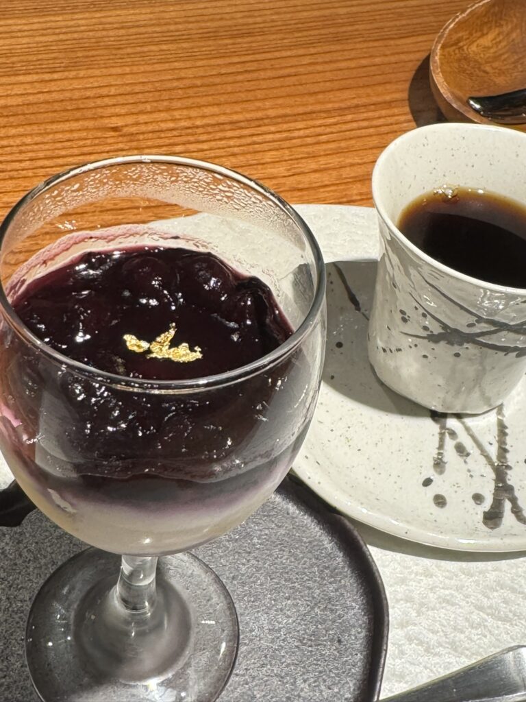 「ベリーティラミス、食後のコーヒー」の写真