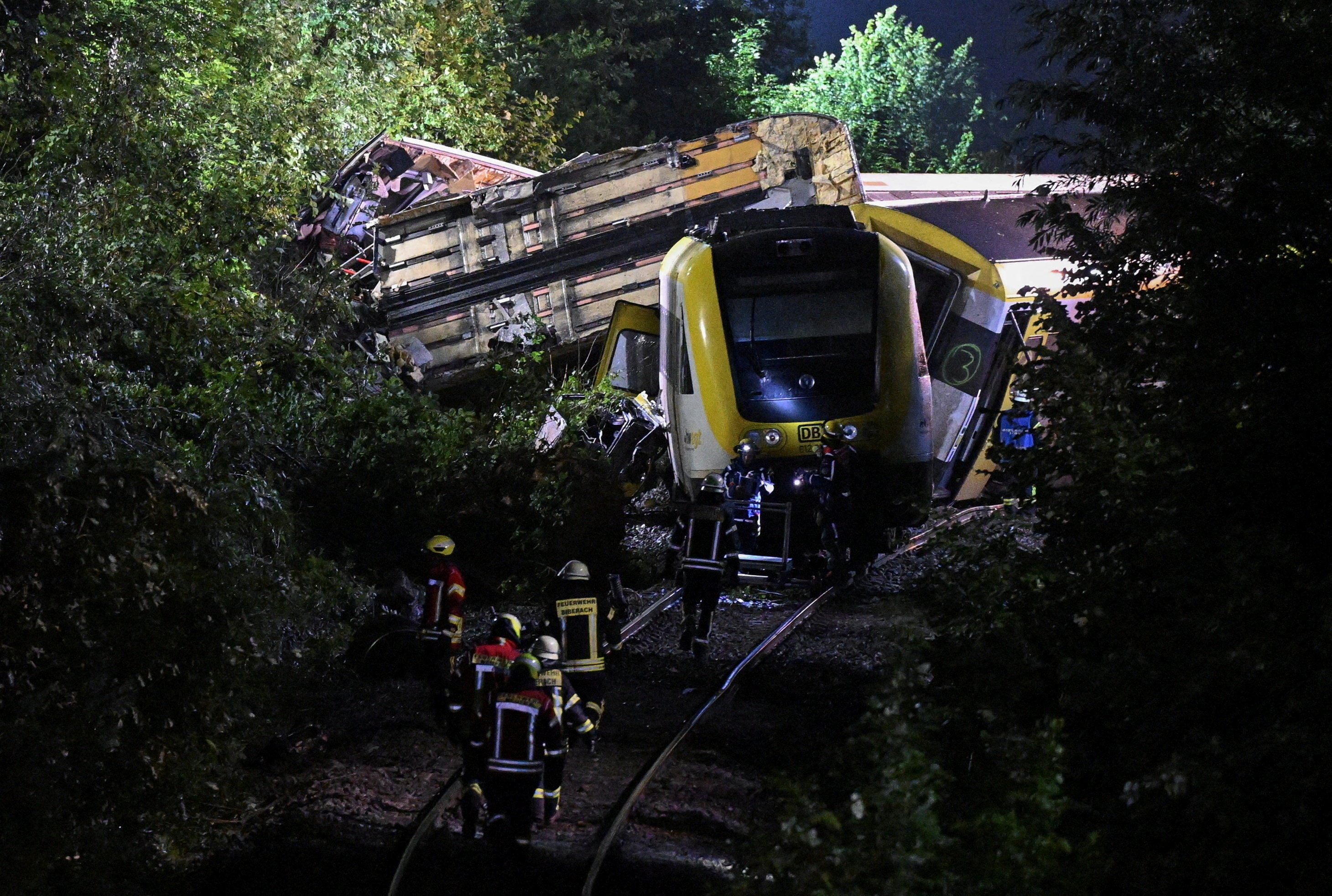 ドイツ南西部で列車脱線、3人死亡 原因調査中と警察