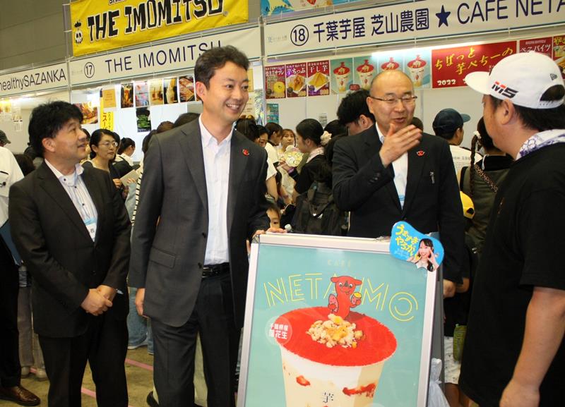 来場者でにぎわう会場を視察する熊谷知事（左から２人目）＝８日、千葉市美浜区