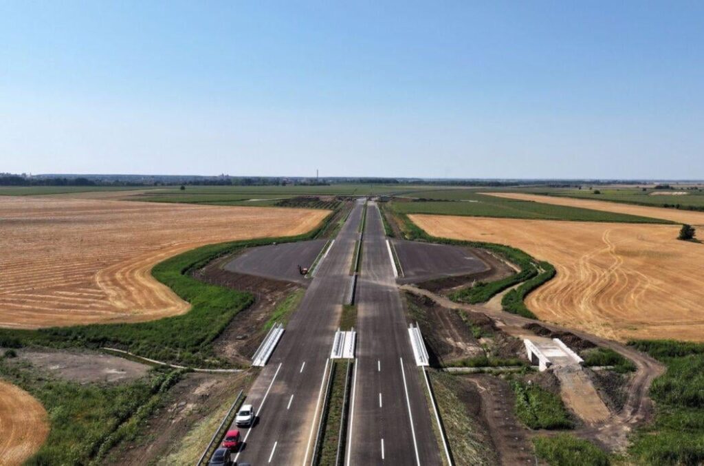 オシエクからブダペスト、ザグレブよりも高速道路までの秋に