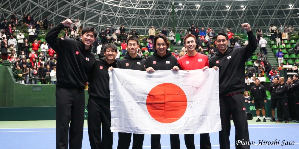 英国戦に勝利した日本代表。中央左が錦織圭、同右が添田豪監督、左から2人目が西岡良仁 ©︎日本テニス協会