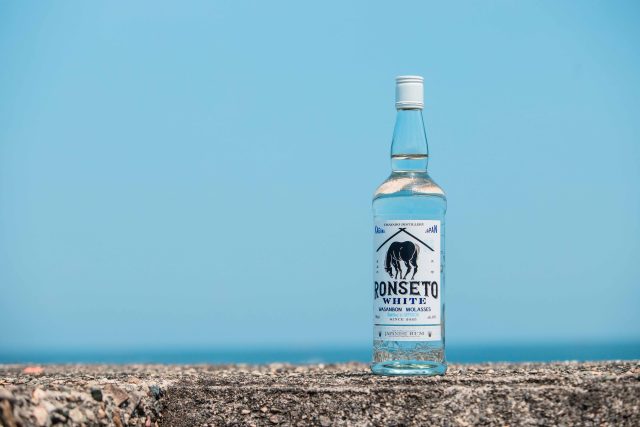 香川県馬宿蒸溜所で製造したホワイトラム。和三盆から生まれた「RON SETO WHITE」が販売開始 (2025年8月25日) - エキサイトニュース