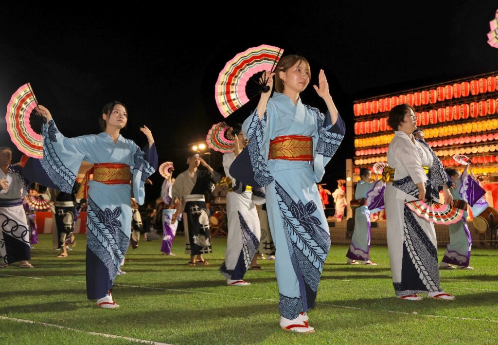 津久見扇子踊り大会、16団体380人が優雅な舞を披露 - 大分のニュースなら 大分合同新聞プレミアムオンライン Gate