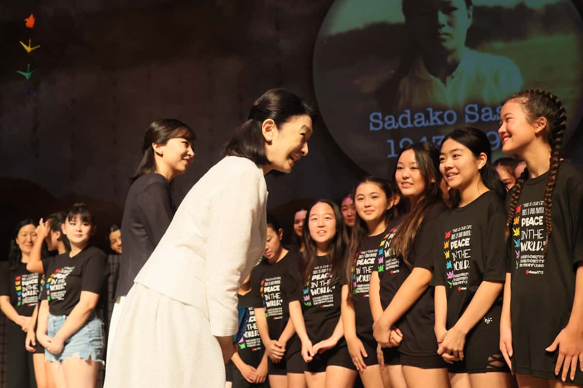 ミュージカルを鑑賞後、出演者らと言葉を交わされる秋篠宮妃紀子さまと次女の佳子さま＝10日午後、広島市中区