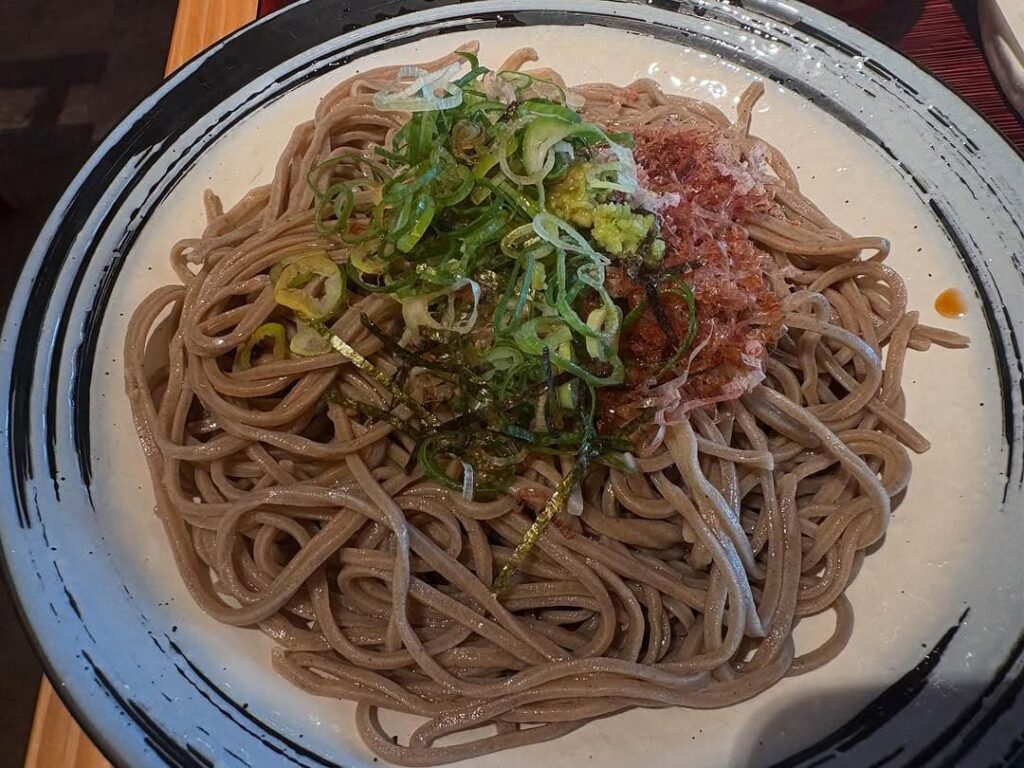 「蕎麦が固めで好き!」食通お笑い芸人〇〇、出雲縁結び空港で堪能したご当地グルメ | 話題の投稿 | スポーツブル (スポブル)