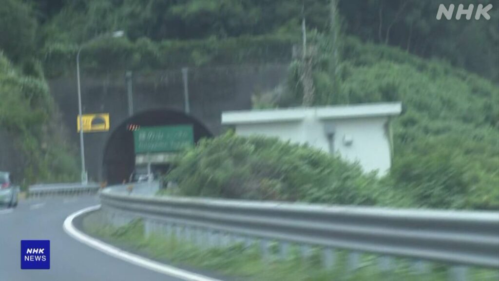 和歌山 阪和道 軽自動車が逆走し車1台と正面衝突 6人けが このうち女性1人意識不明の重体 | NHK