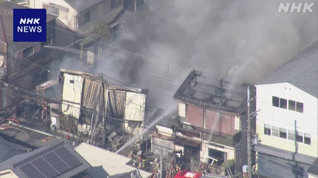 大阪 堺で火災 3棟全焼 住民など3人搬送 命に別状なし | NHK