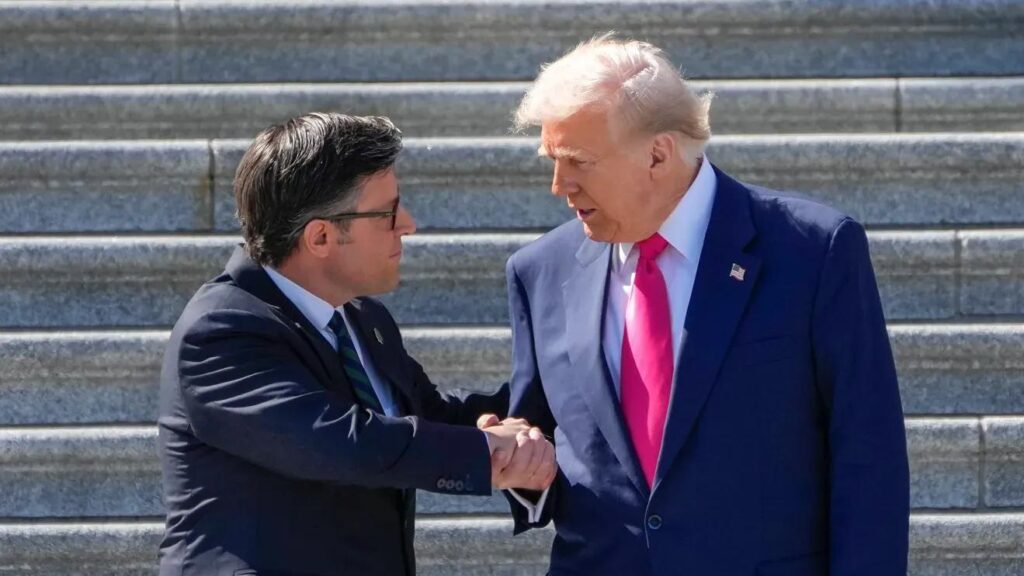 共和党議長のマイク・ジョンソンは、民主党がトランプを3回目に弾eachするだろうと言った