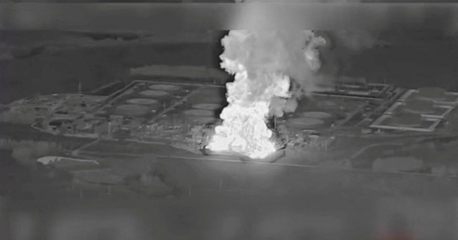 ロイター：ロシアの製油所に対する最近のウクライナの攻撃により、ロシアの精製能力の少なくとも17％が中断されました