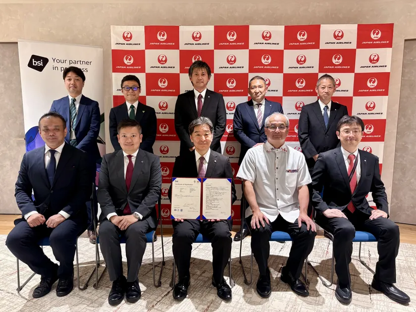 認証授与写真（2）　拡大審査し認証を取得したJALグループ8社、及びBSIグループとの認証授与式後の集合写真
