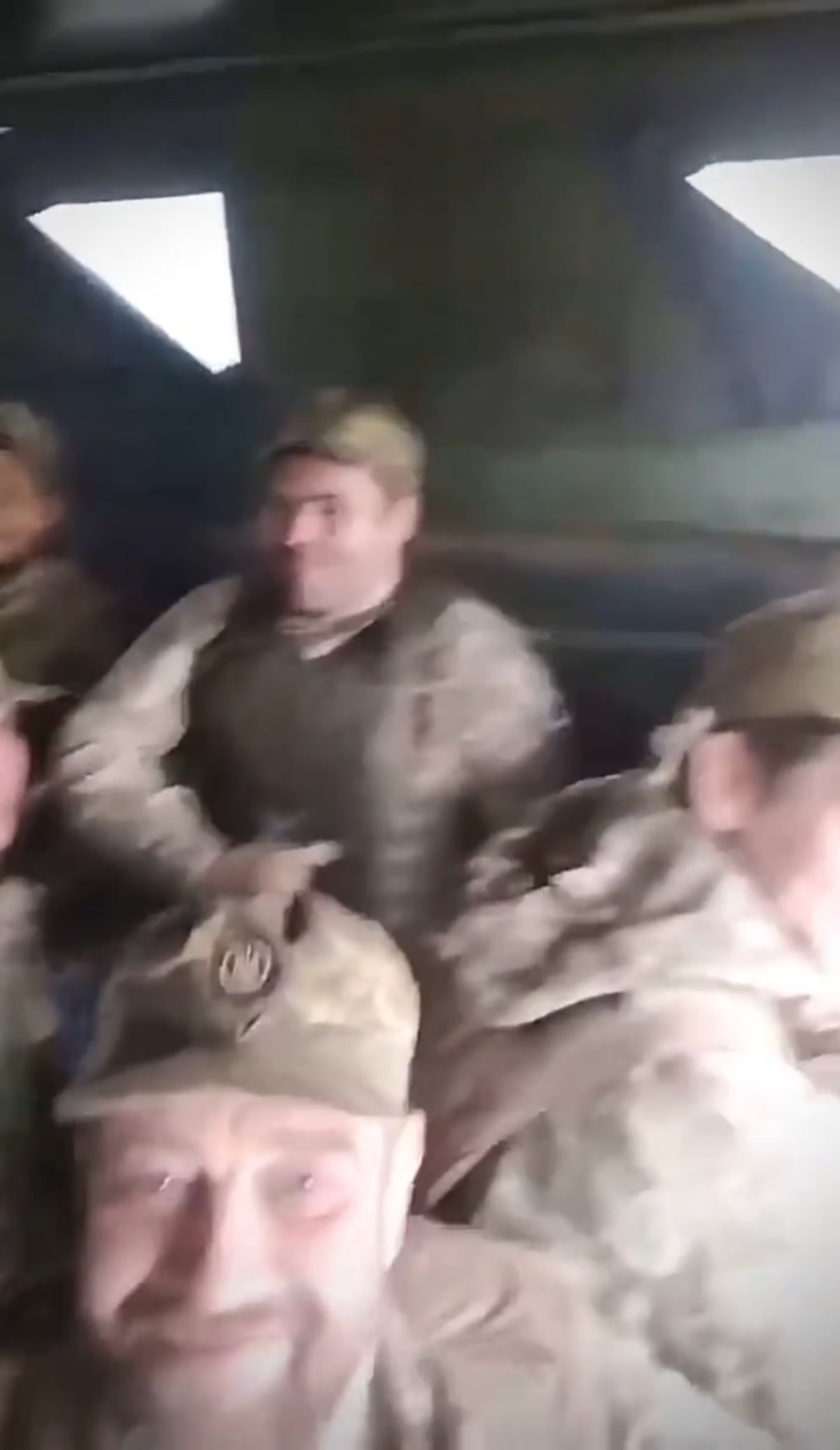 ウクライナの兵士はまだ最前線に移動しています。彼らに安全と勝利を望んでいることを忘れないでください