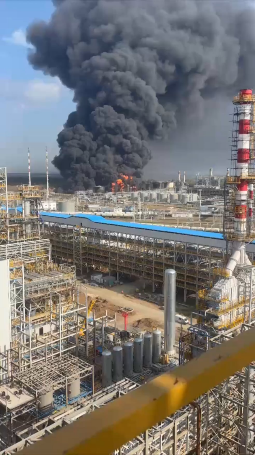ロストフ地域のノボシャカティンスク石油製品工場は、3日目は制御不能に燃えています