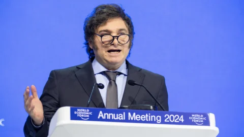 アルゼンチンで「カリナガテ」勃発：ミレイの妹が賄賂で問題に。群衆が大統領の車を揺さぶる。