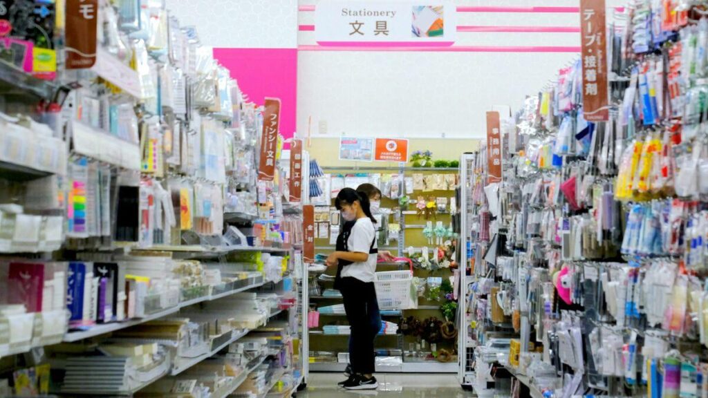 日本人がお金を使わないのは｢100円ショップが優秀すぎる｣から…賃上げしても消費が戻らない"根深い理由"【失われた30年で｢お金がなくても暮らせる国｣に進化した】