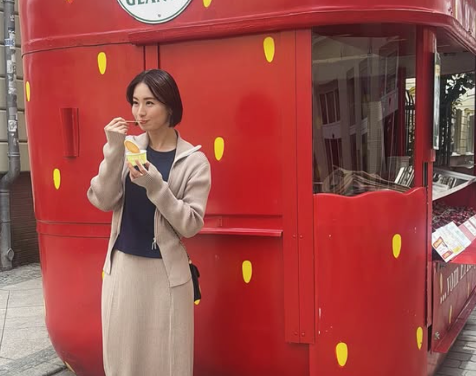 ドイツで発見！空手女子・岩本衣美里、いちご屋台前で味わうピスタチオアイス | 話題の投稿 | スポーツブル (スポブル)