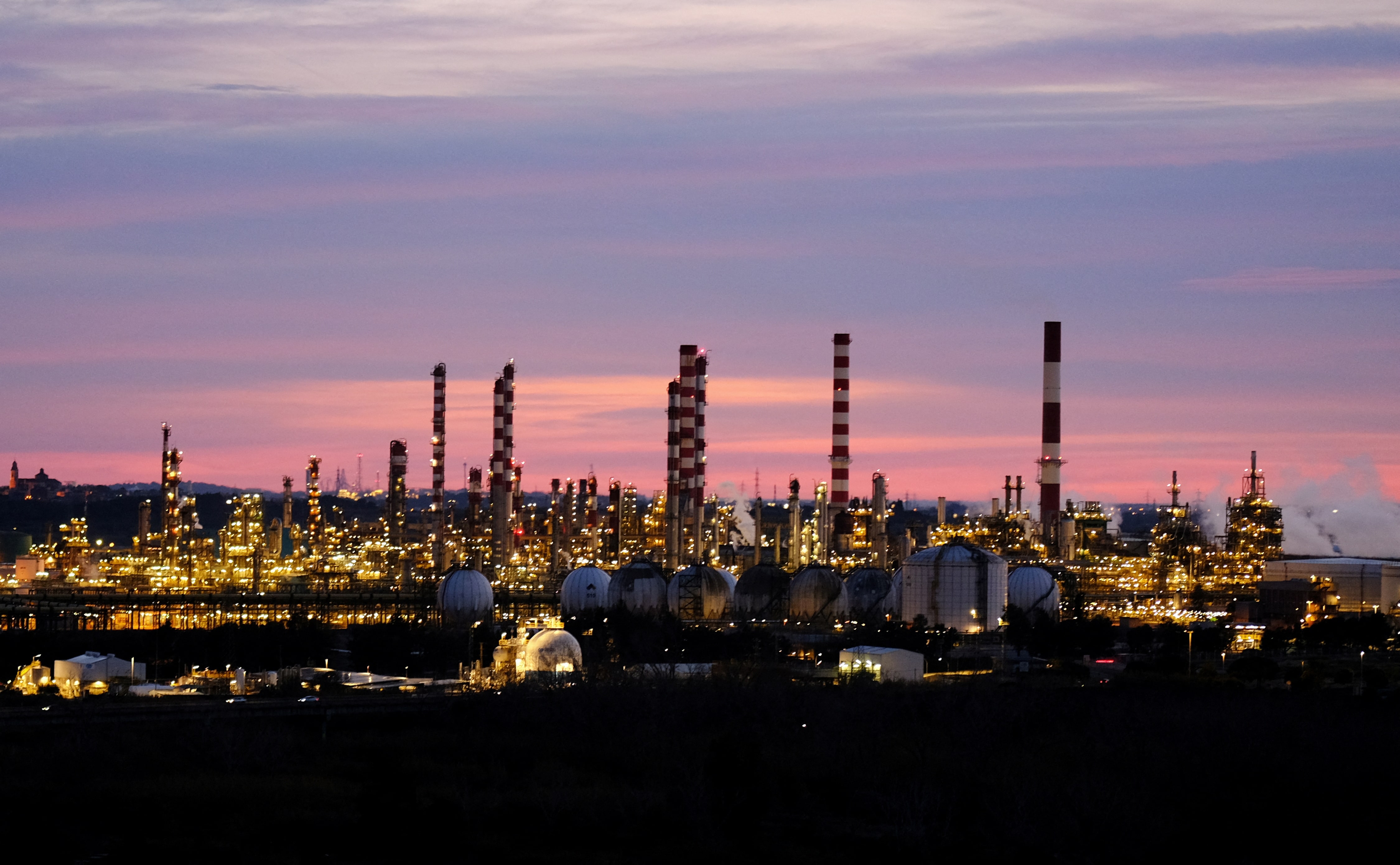 原油先物ほぼ横ばい、供給過剰懸念もロシア産巡り警戒感