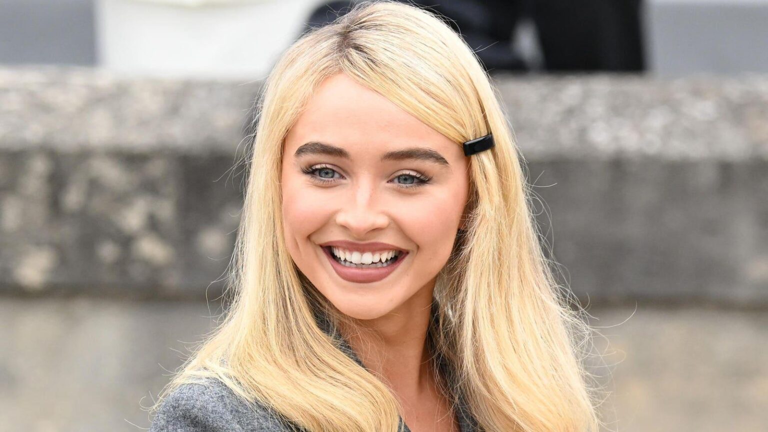 Sabrina Carpenterは、アルバムカバーの論争に「ショックを受けた」と言います。