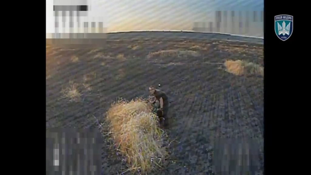 ウクライナのロシアの侵略者の最後の瞬間は、ウクライナの第414番目のUAV旅団「鳥のマジャール」によって運営されているFPVドローンに襲われました。 2025年8月7日に公開されたビデオ