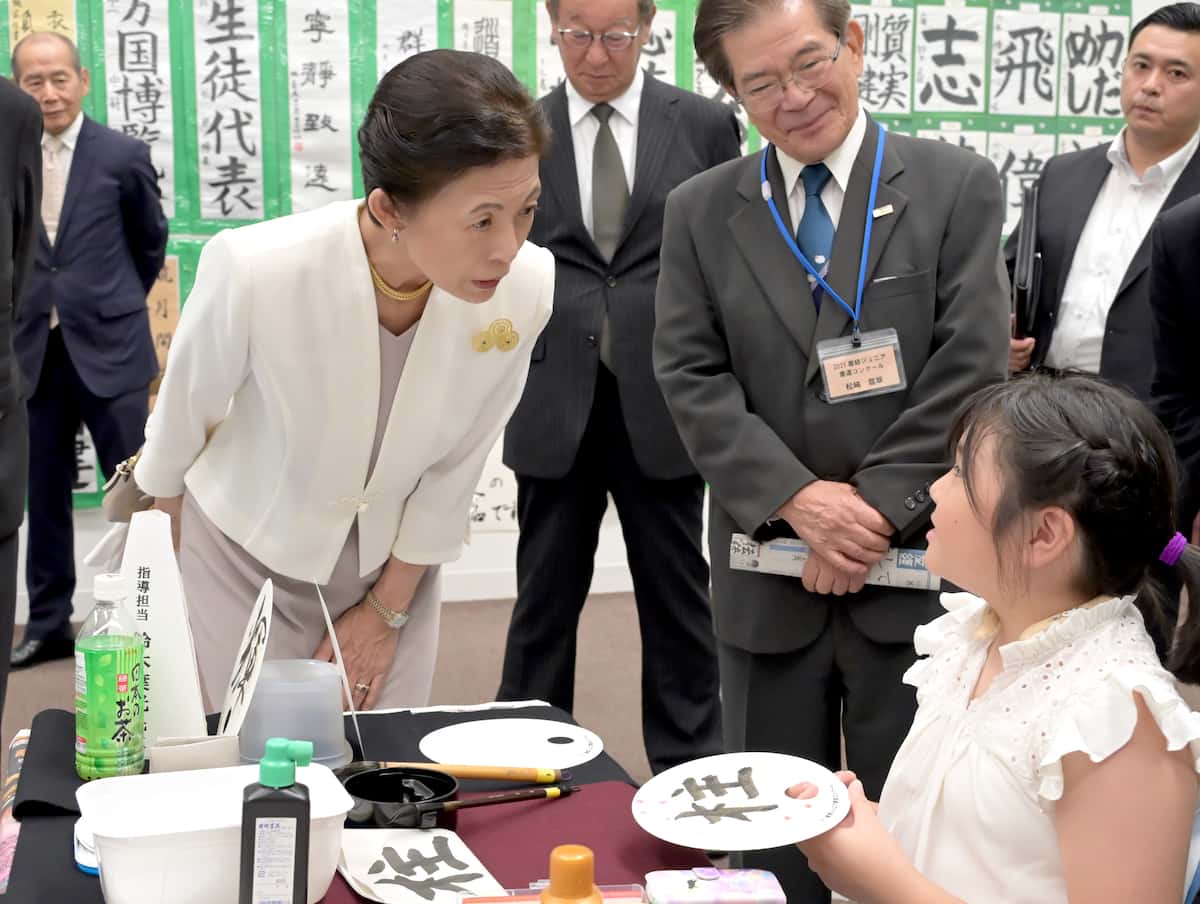 ジュニア書道コンクールの作品が展示された会場で、筆を使う子供と言葉を交わされる高円宮妃久子さま＝14日午後、東京都台東区の東京都美術館（酒巻俊介撮影）