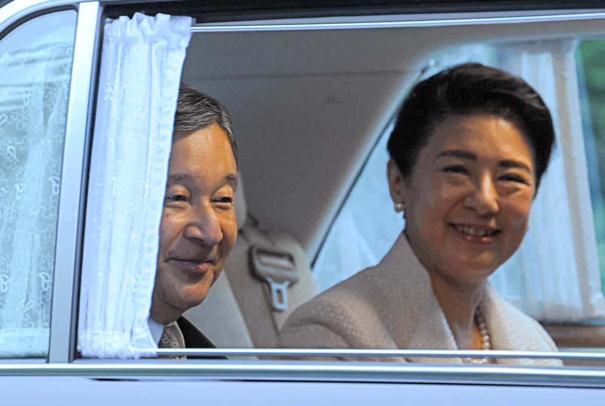 上皇ご夫妻にモンゴルから帰国したあいさつをするため、仙洞御所に入られる天皇、皇后両陛下＝12日午後、東京都港区