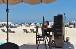 白良浜でピアノの腕競う  - Miyanichi e-press