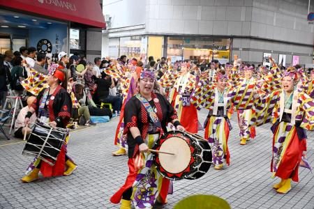 雨に負けず、高知でよさこい祭り　１万８千人、鳴子を手に舞う - 琉球新報デジタル