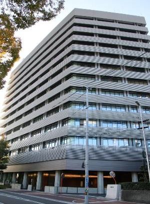 岡山で３台絡む事故、１人死亡　４人重軽傷、国道２号