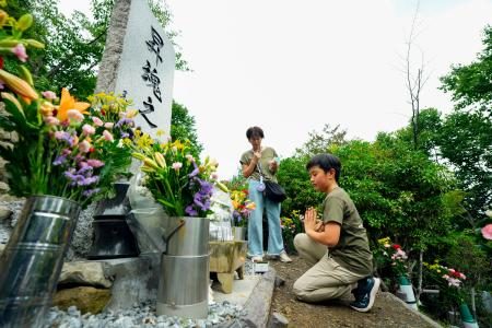 日航機墜落４０年、５２０人追悼　群馬「御巣鷹の尾根」、遺族登山 - 琉球新報デジタル