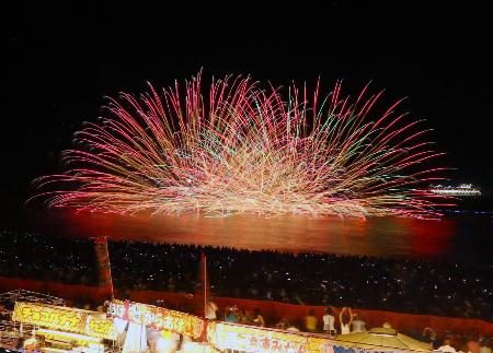 熊野の海彩る１万発　三重、伝統の大花火大会 - 琉球新報デジタル