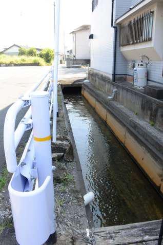 温泉の街に盲点…源泉流れ込む水路に男性転落、全身やけど負い死亡　周辺は通学路、両親が対策訴え「知らない人多い」　指宿市