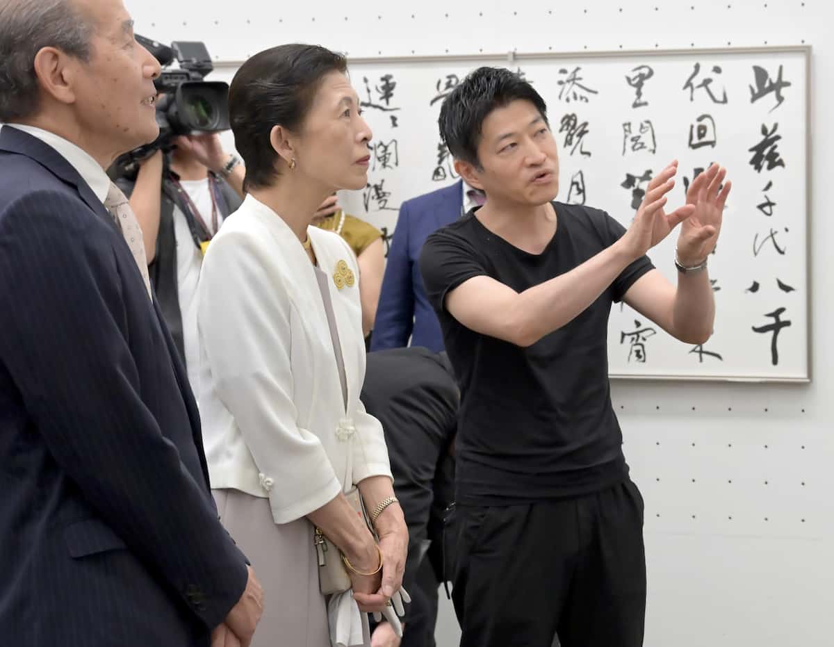 第42回産経国際書展の展示作品を鑑賞される高円宮妃久子さま＝14日午後、東京都台東区の東京都美術館（酒巻俊介撮影）