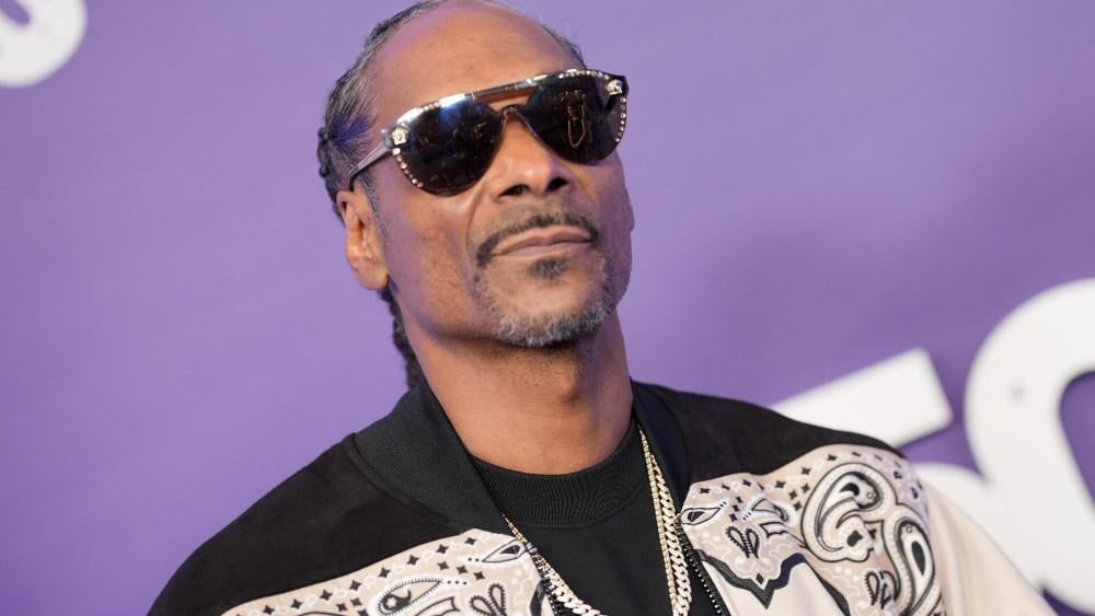 Snoop Doggは、「Lightyear」のピクサーのゲイのカップルが孫からの質問に導かれた後、「映画に行くのが怖い」と言います。この年齢でそれを示さなければなりませんか？」